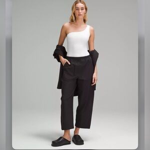 Lightweight Mid-Rise Barrel-Leg Cropped Pant - NWT